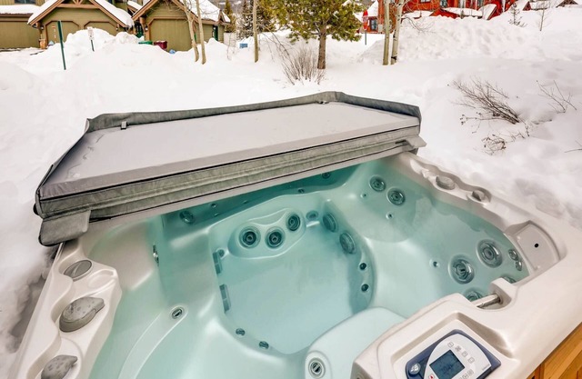 7th Nt FREE! | Private Deck/Hot Tub/BBQ | Garage | Fireplace | Jetted Tub | Quiet, 2Min to Breck