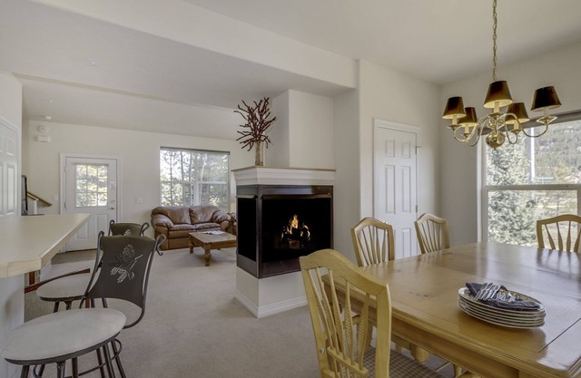 7th Nt Free! Sunny End Unit. Fireplace, Patio, BBQ. Close to Shuttle/Gondola