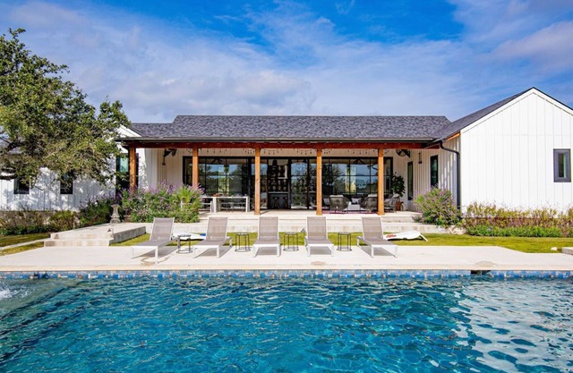 8-Bed Luxury Retreat w/Pool, Hot Tub & Game Room Near Austin – The Owners House