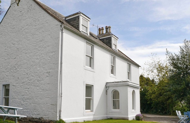 8 bedroom accommodation in Holywood, by Dumfries