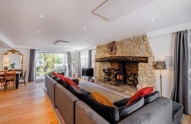 8 bedroom accommodation in Bluebell Hill, near Chatham