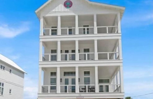 8 BR 6 BA + Pool & Hot Tub + Pickleball Fun