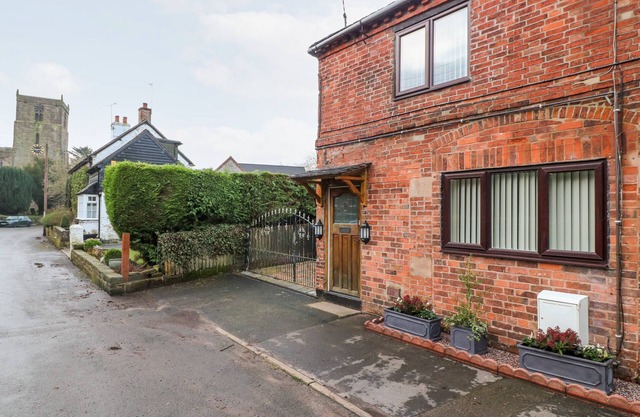 8 CHURCH LANE, family friendly, character holiday cottage in Tean