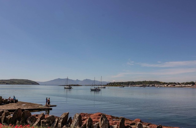 8 GEORGE STREET, pet friendly, country holiday cottage in Millport