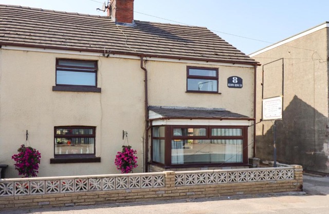 8 Heatons Bridge Road