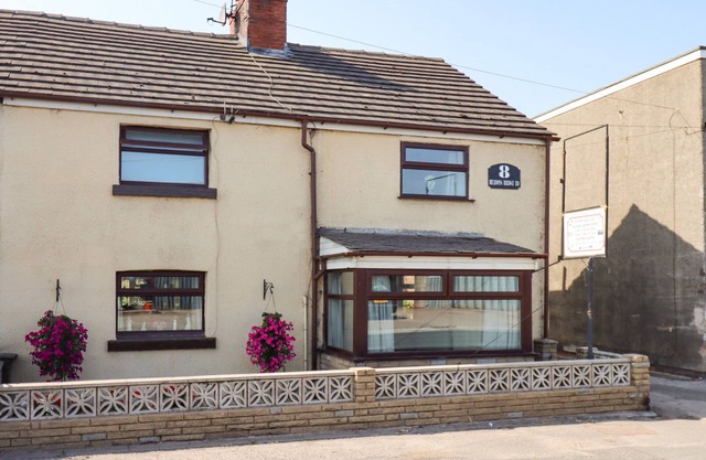 8 HEATONS BRIDGE ROAD, family friendly, with a garden in Scarisbrick