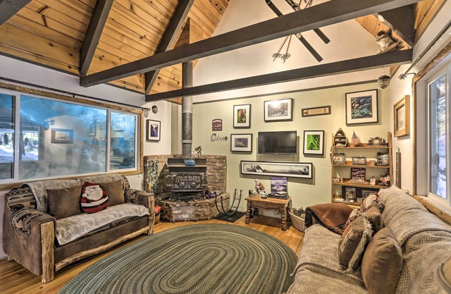 8 Mi to Heavenly Mtn Resort! Hot Tub Hideaway