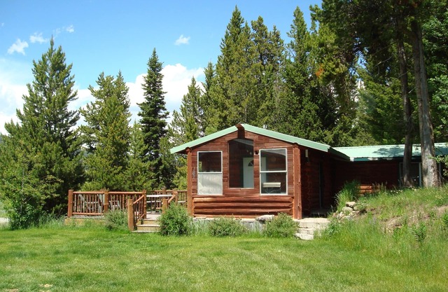 8 miles from Yellowstone! Perfect For Romantic Getaways & Families! Smart TV!