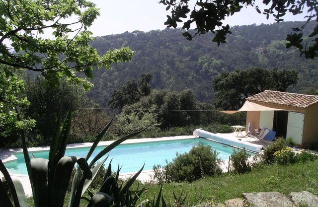 8 people, 4bed, very quiet, east and south facing, heated pool, nature