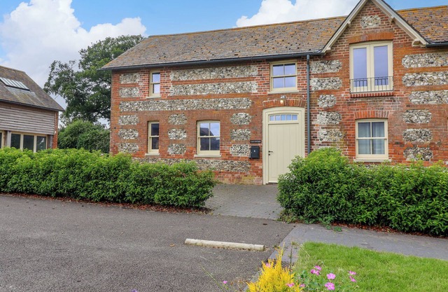 8 ROOKHAYE, pet friendly, character holiday cottage in Salisbury
