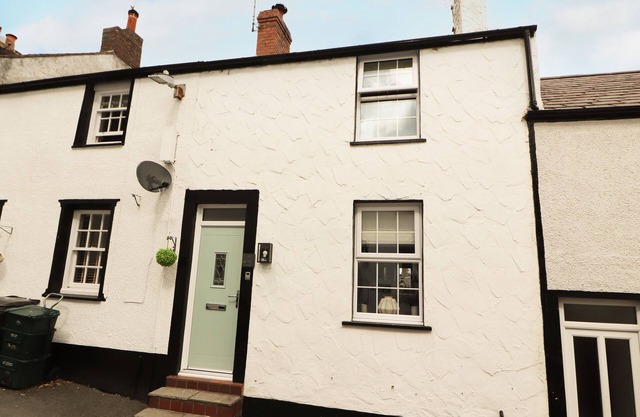 8 WATKIN STREET, character holiday cottage, with a garden in Conwy