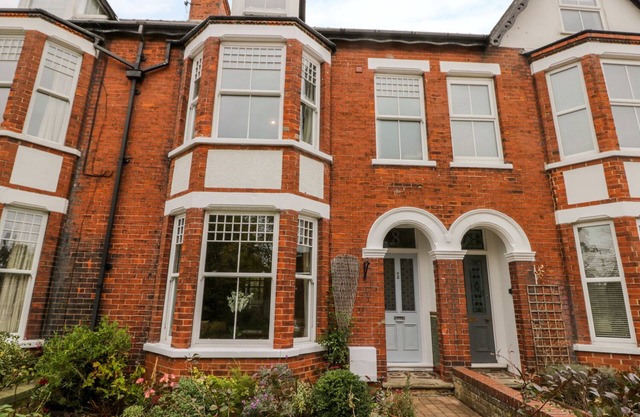 8 WILTON ROAD, pet friendly, character holiday cottage in Hornsea