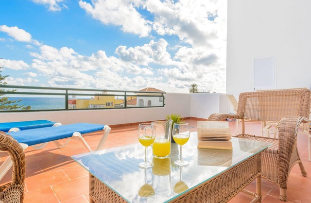 80 meters from the beach !, Wifi, large terrace, parking, swimming pool, sea view