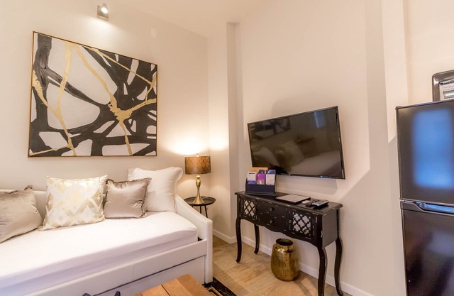 8074-3 Blocks from Mayo-Charming 1bed+1bath Condo w/private Entrance