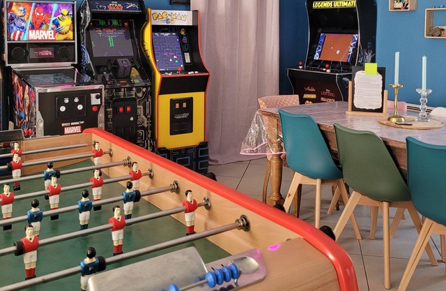 80s-themed fun house, with 'escape game'-style treasure hunt