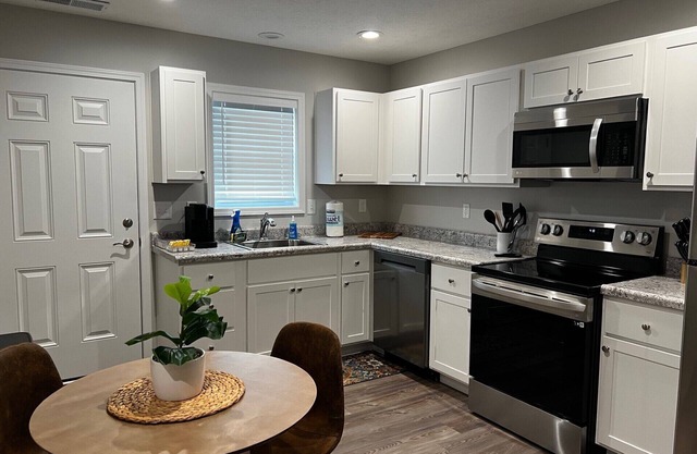 821 Gregg St. 2 Bed Apt Fully Furnished