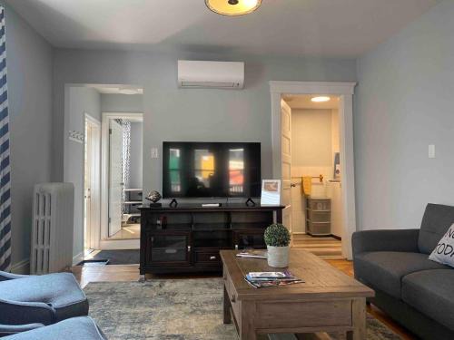 86A King Bed 2bd 3bt on Queen St. Downtown
