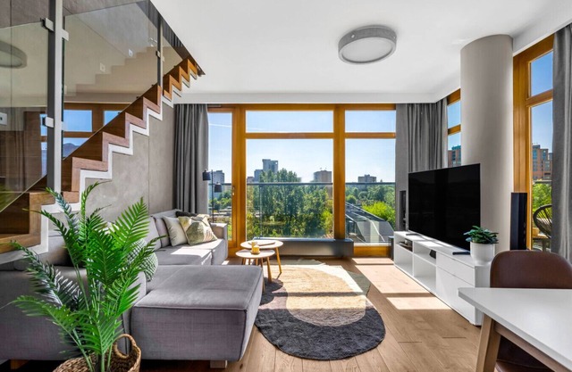 86m2 Two-Level Suite - Parking, City View, Metro by Rentujemy