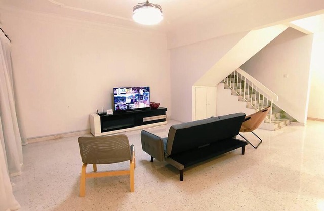 89 Taman Kota Kulai 4Room 12pax near Aeon Kulai