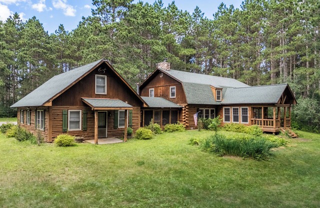 8BR Log Cabin Sleeps 25+ Pet Friendly Game Room near Castle Rock Lake & WI Dells
