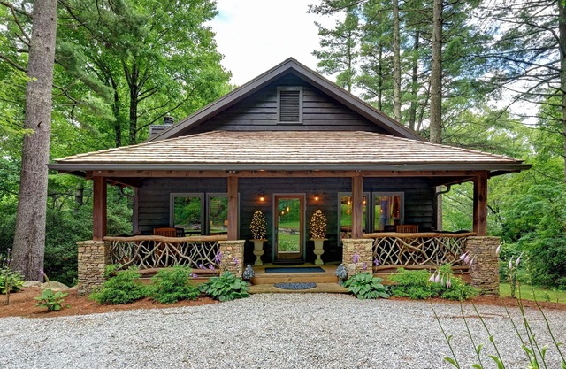 9/27-10/2 Just Opened Up! Luxury Cabin, Quiet Neighborhood, Minutes to Main St
