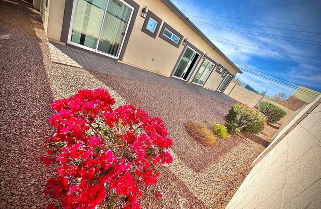 9-Bedroom 7 bath Phoenix home with Modern Amenities & Patio Access & Events