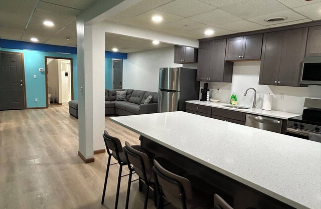 9 Beds-Sleeps 12-Gatekeeper Suite