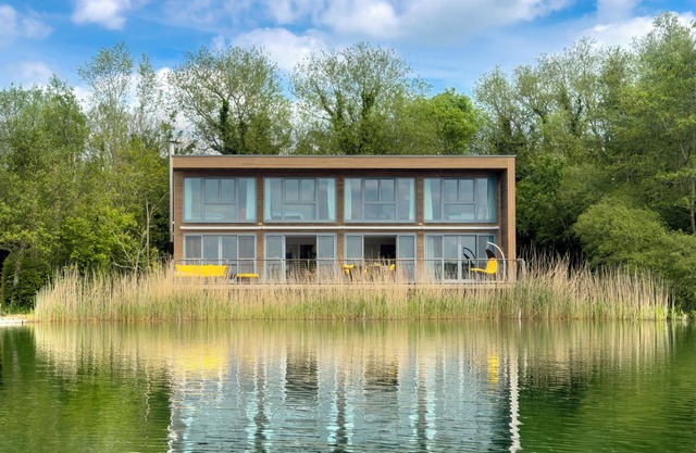 9 Huntsman's Causeway, Lakes by Yoo
