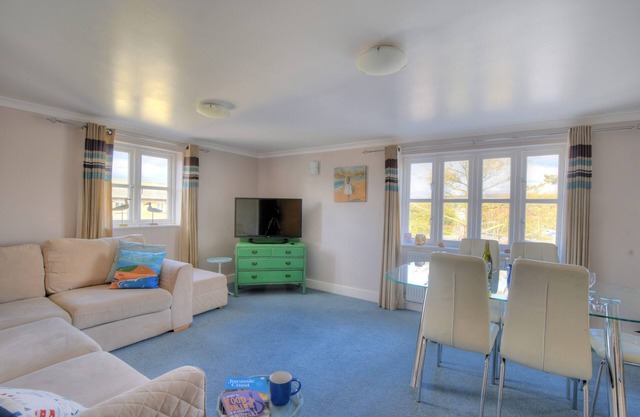 9 MARITIME HOUSE, family friendly in West Bay