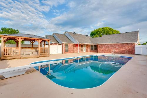 9 Mi to Lake Texoma Calera Escape with Gazebo!