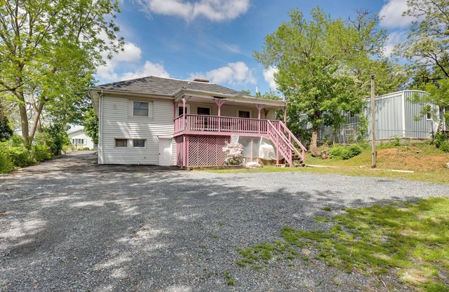 9 Mi to Midtown: Convenient Harrisburg Apt