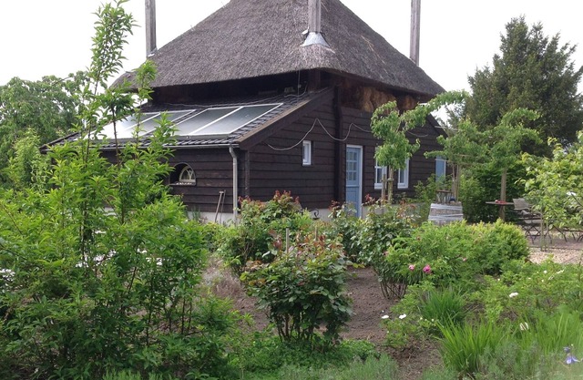 900 Sq. Foot Country Cottage With Bedroom, Living Room, Kitchen, Fully Equipped