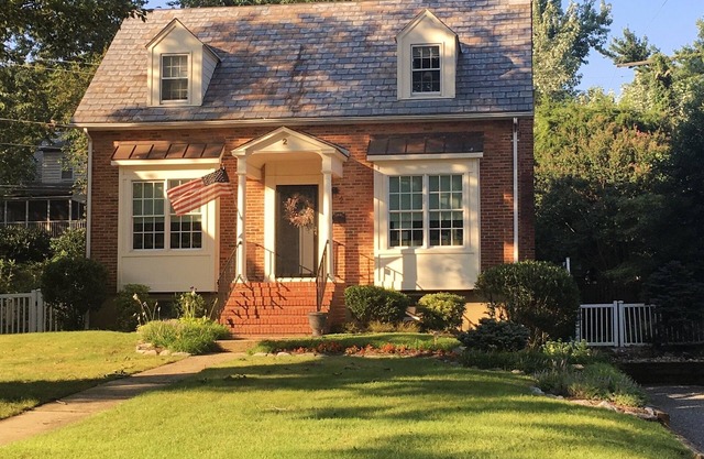 96 Five Star Reviews located in the City of Annapolis in a quiet neighborhood!