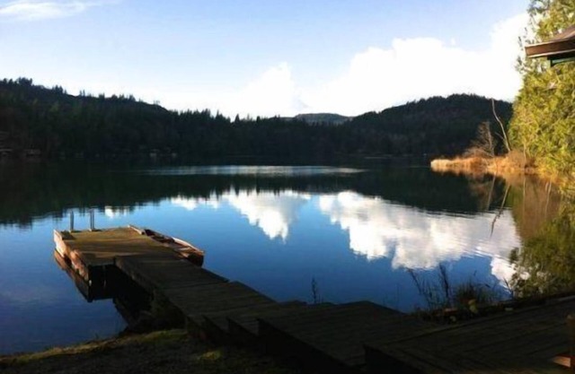 97MF - Lakeside - Dock - BBQ - Pets Ok - Sleeps 6 by RedAwning