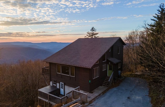 9BR/6BA Chalet at Snowshoe w/hot tub Game Room Mountain-top Views On-Call Van