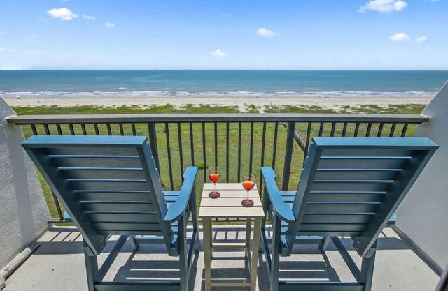 9th Floor-Beachfront! Studio Condo, Pool, Private Balcony
