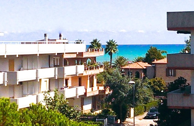 A 150 m dalla spiaggia e vicino al centro cittadino