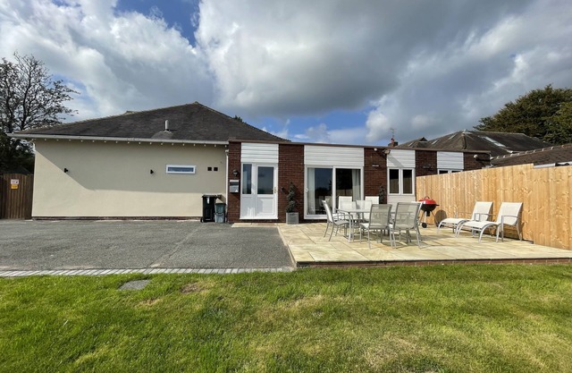 A 3 bed property located on private grounds at the Top of the Ridge in Cheshire.
