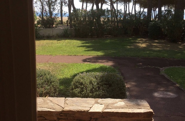 A 30 Metres de la Plage , 2 Pièces rez de Jardin vue mer et Pinède