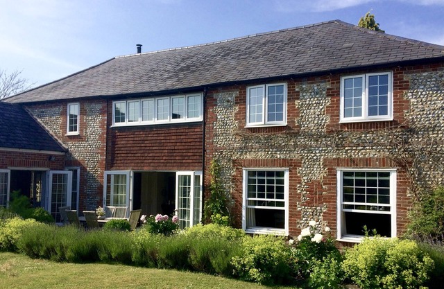 A 5 bedroom converted barn with hot tub - between the sea and the Downs