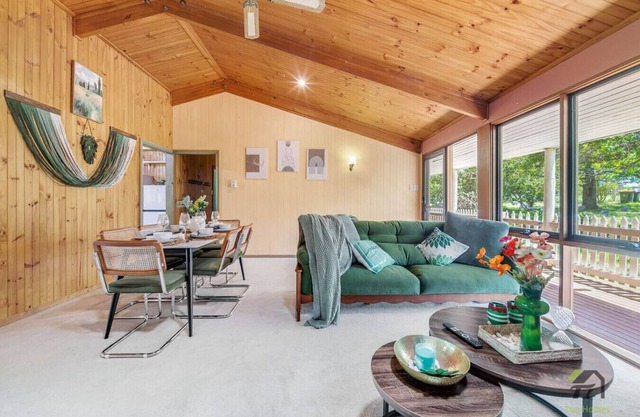 A 6-bedroom home that accommodates 16 people, featuring a home cinema and air conditioning
