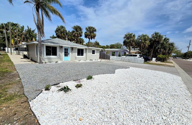 “A” Beachy Keen Cottage! Just Steps From Indian Rocks Beach!