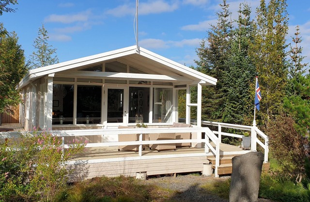 A Beautiful Golden Circle cottage, paradise in the south Iceland, hot tub, wi-fi