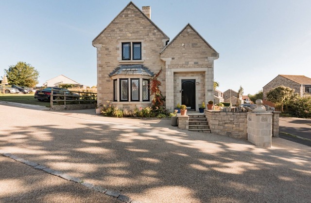 A beautifully furnished, stone cottage in Swanage with garden and parking.