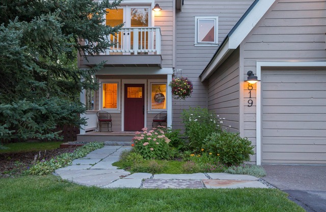 A Belle With a View - Luxury Four Bedroom + Loft in Town with Hot Tub