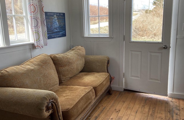 Awesome Lakeside 1 bedroom cottage.