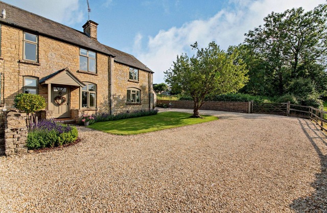 A charming 3 bedroom holiday cottage with private parking and delightful views - 2 Orchard Cottages