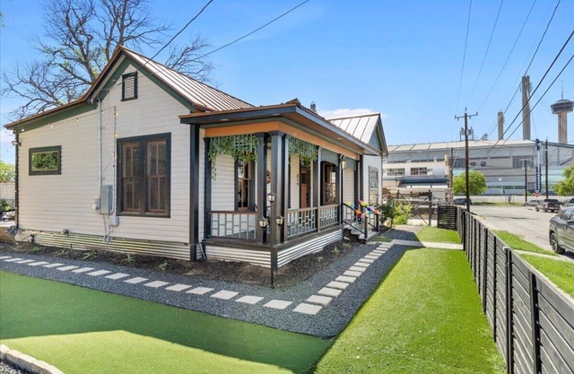 A Chic 3/2 Historic Retreat! Walk to the Alamodome and Riverwalk w/Free Parking.