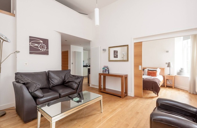 A contemporary one-bedroom apartment located in the heart of Edinburgh's city centre. Sleeps 2.