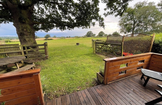 A Cosy, pet-friendly, Rural Cabin with far reaching views over the countryside